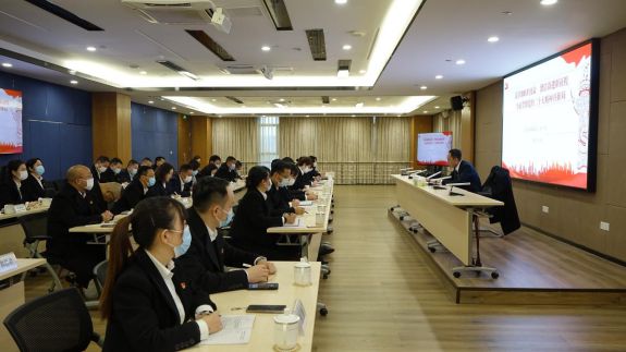 高舉旗幟擔使命  團結奮進(jìn)新征程 黃凱作黨的二十大精神的專(zhuān)題黨課報告