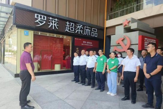 自貢高投集團工會(huì )開(kāi)展“夏送清涼”慰問(wèn)活動(dòng)