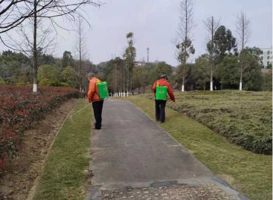 春伊始綠護忙 公園公司搶抓綠化養護好時(shí)機